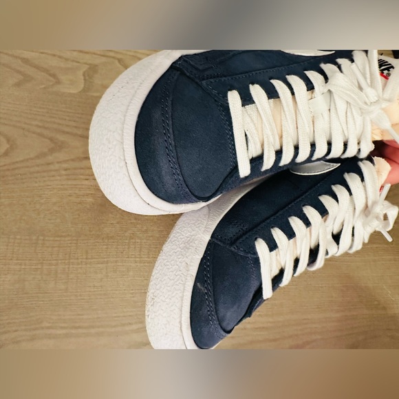 navy and white sneakers. Original Nike. size 6.5. great condition. True to size - Picture 3 of 6